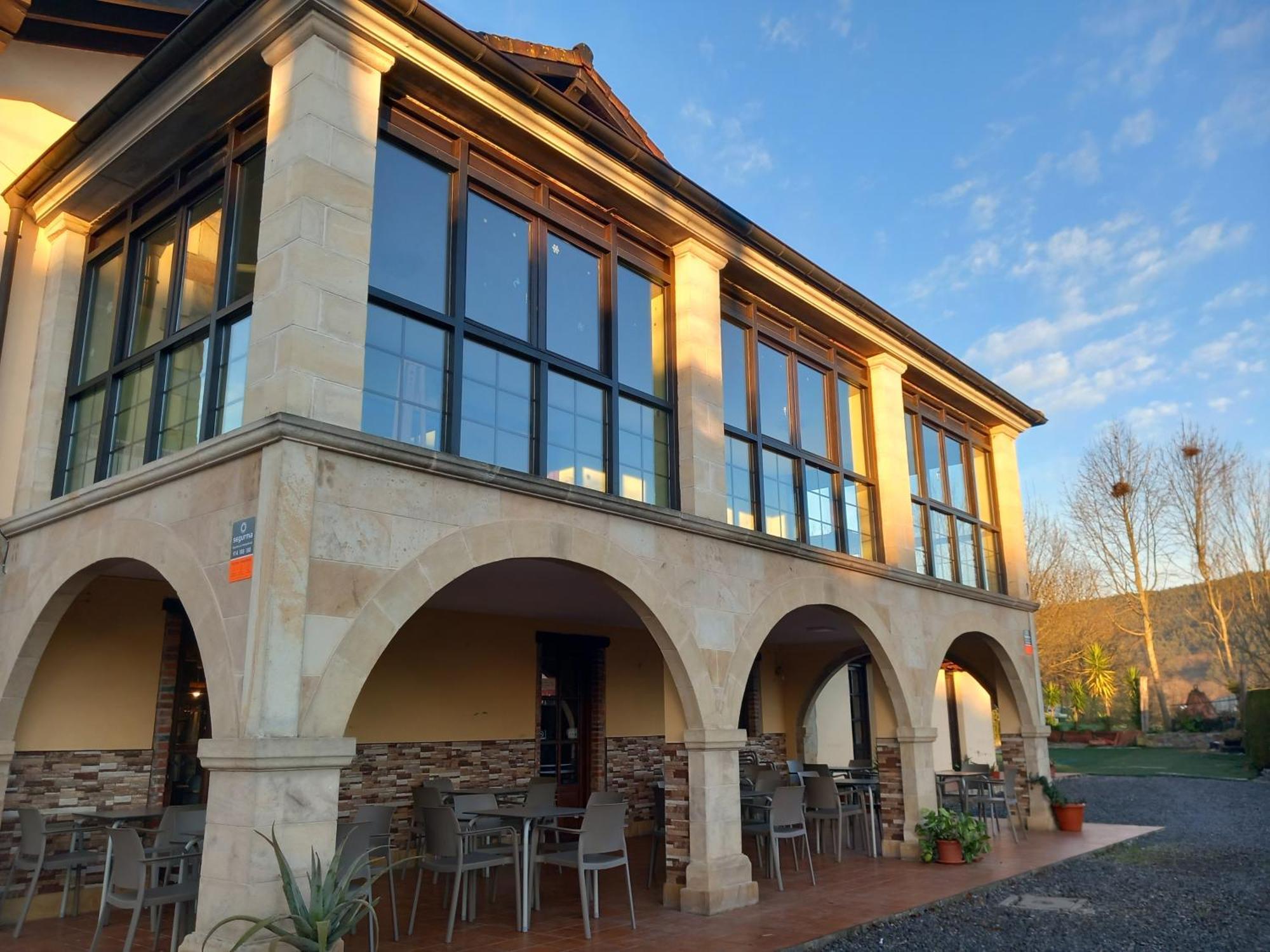 Hosteria Rio Negro Bárcena de Cicero Esterno foto